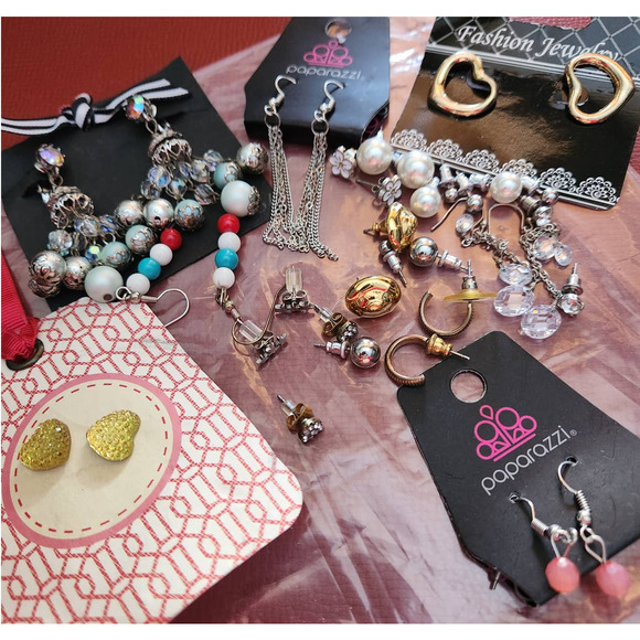 18 Pairs of Fashion Earrings Variety Colors & Shapes Daisy, Stars, Hearts, Pearl - Picture 1 of 11